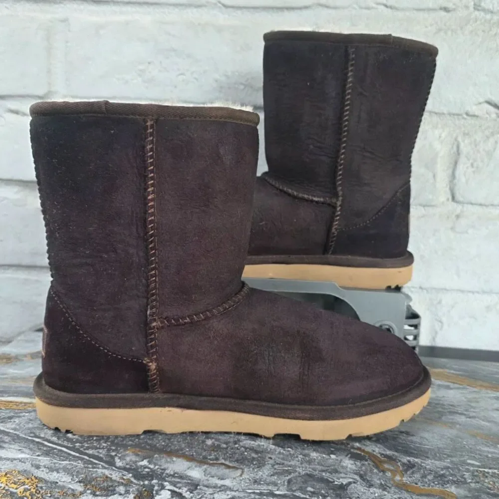 UGG Classic Short Chocolate Brown Suede Sheepskin Boots Size 6